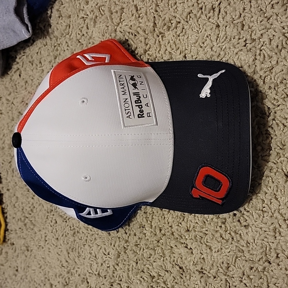 Aston Martin snap red bull racing hat